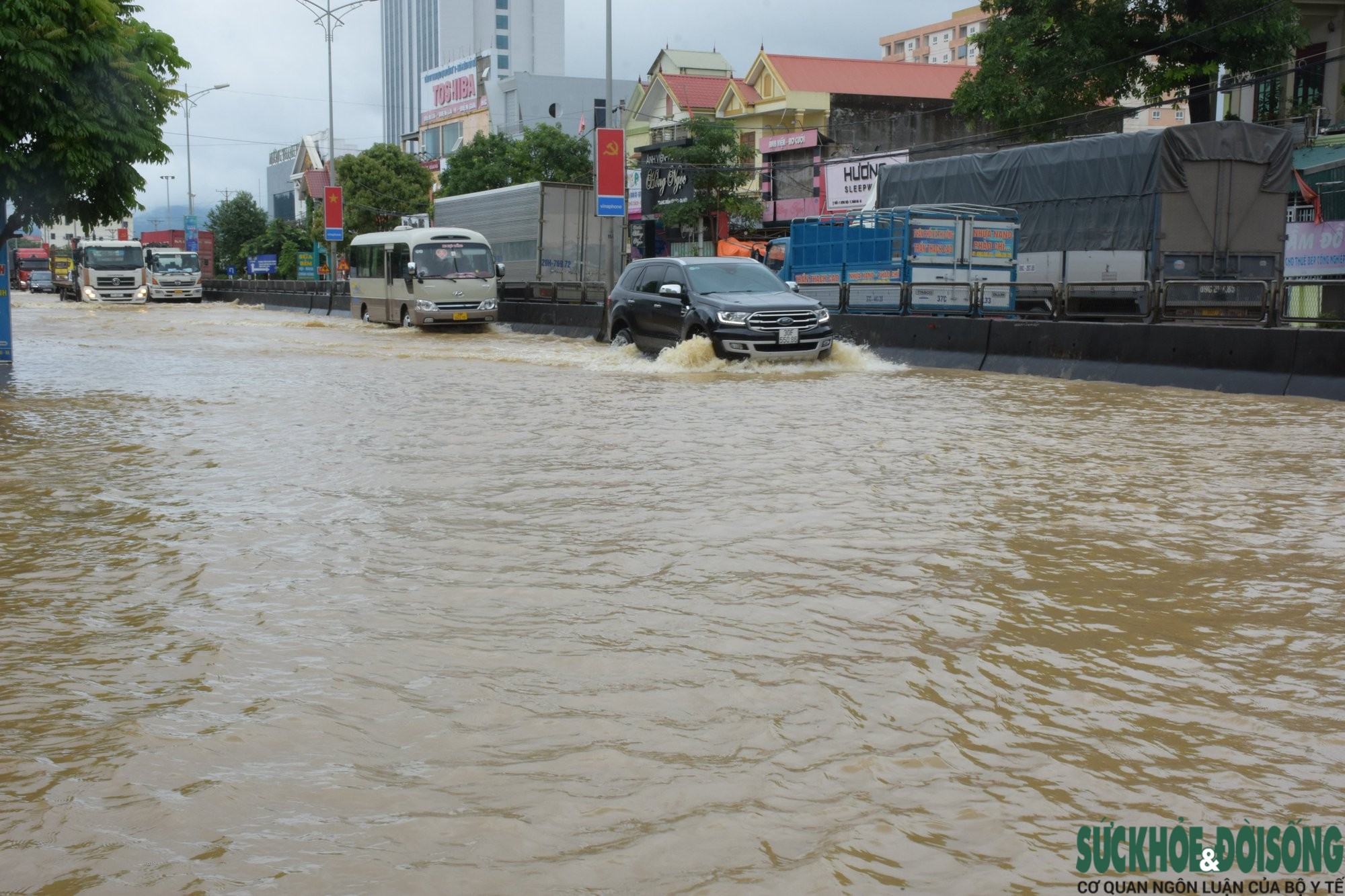  Nhiều đoạn của Quốc lộ 1A đoạn qua thị xã Hoàng Mai đã ngập sâu trong nước. Ảnh: Trần Thanh Yên