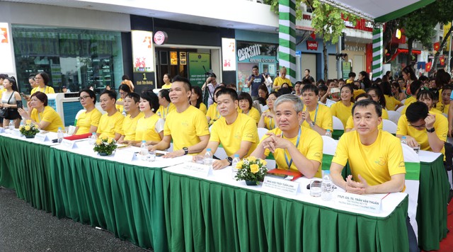  TTƯT.GS.TS Trần Văn Thuấn - Thứ trưởng Bộ Y tế (ngoài cùng bên phải) đã tham dự Ngày Dinh dưỡng cộng đồng Việt Nam lần 3.