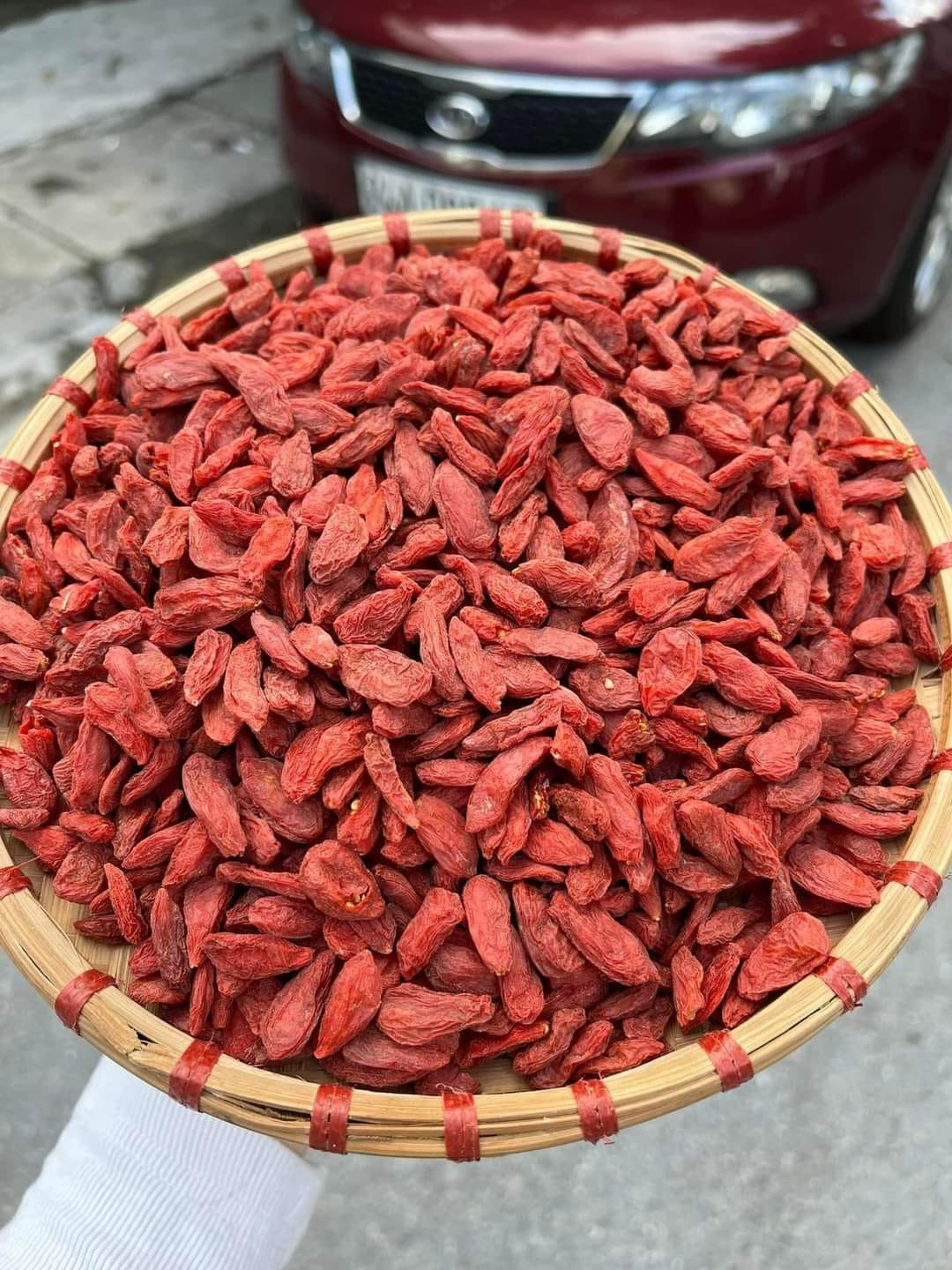 Được ví như ‘kim cương đỏ’, loạt quả xuất từ Trung Quốc bán đầy chợ Việt
