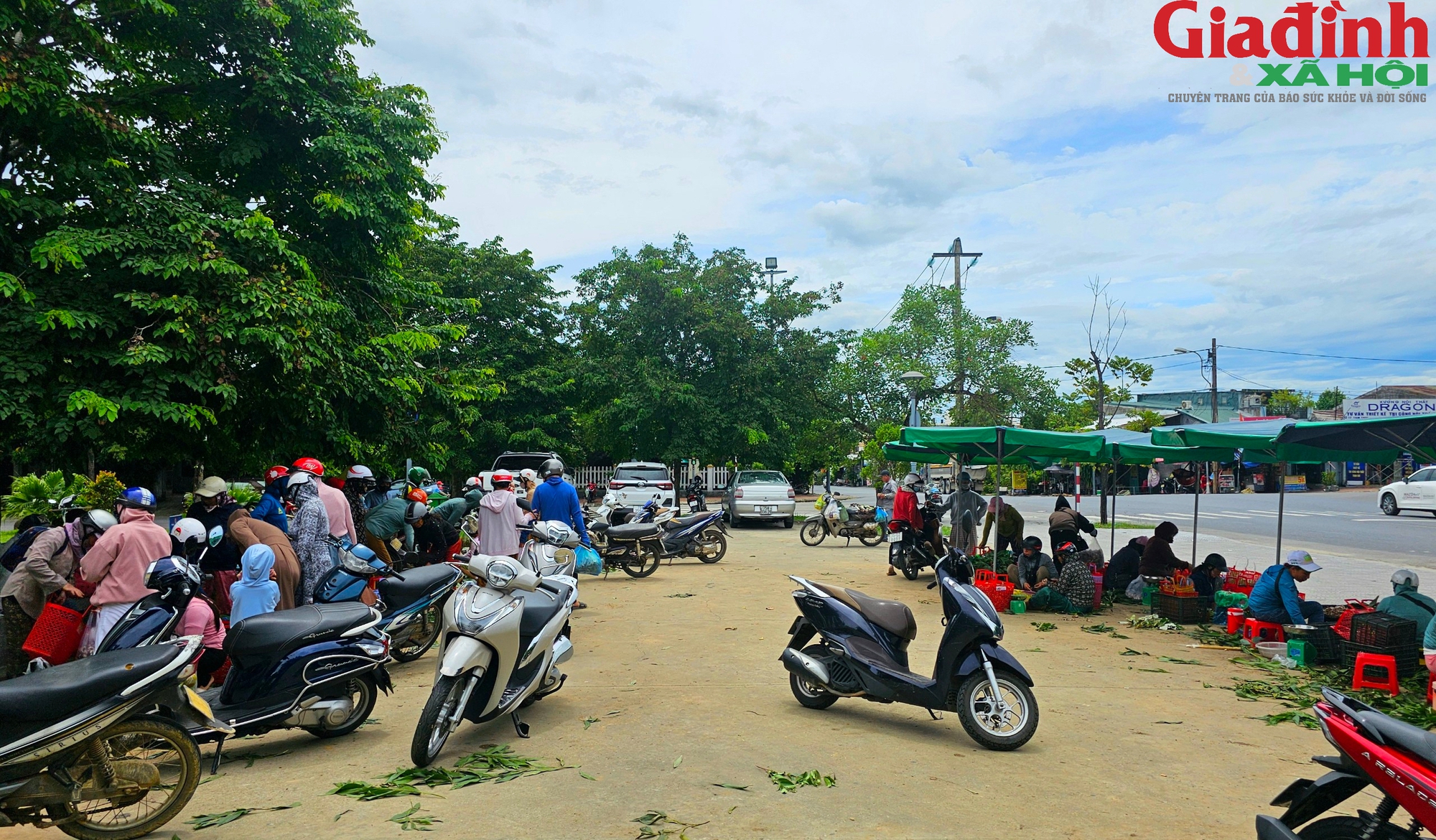 Nhộn nhịp chợ bán 'lộc trời' bên cạnh di tích Huế