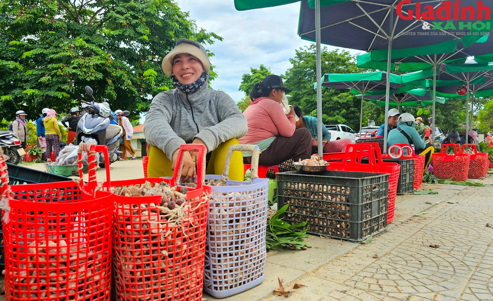 Nhộn nhịp chợ bán 'lộc trời' bên cạnh di tích Huế