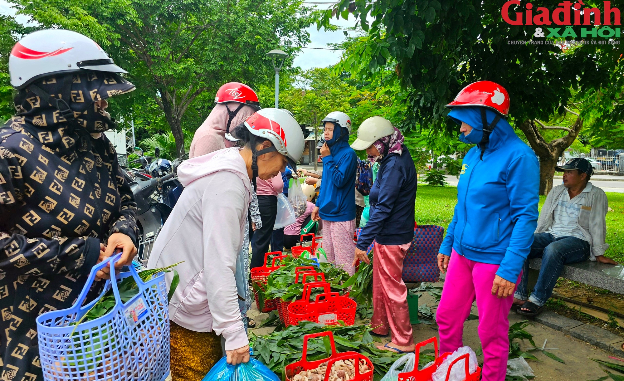 Nhộn nhịp chợ bán 'lộc trời' bên cạnh di tích Huế