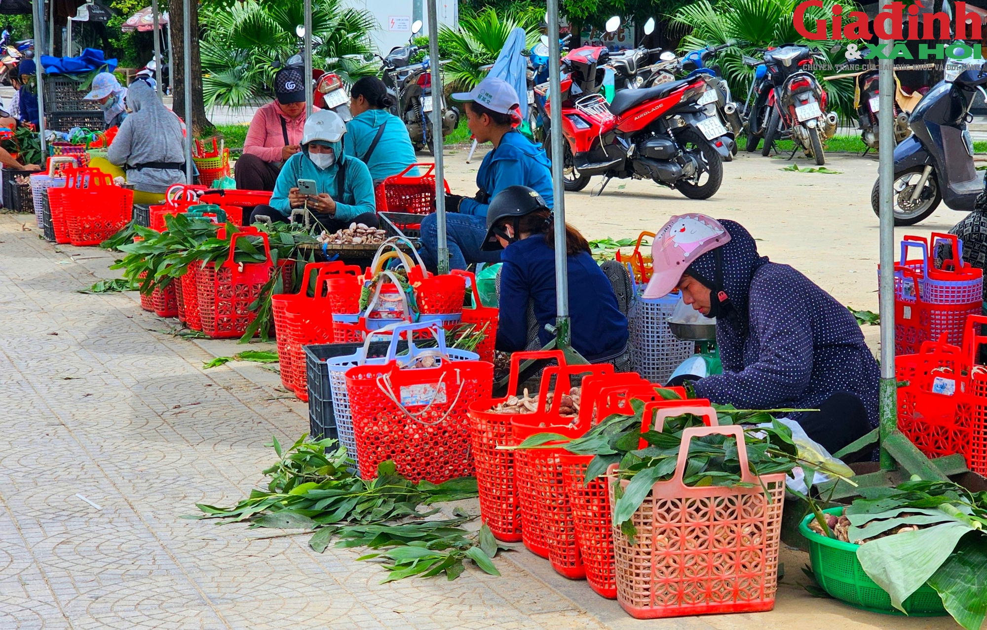 Nhộn nhịp chợ bán 'lộc trời' bên cạnh di tích Huế