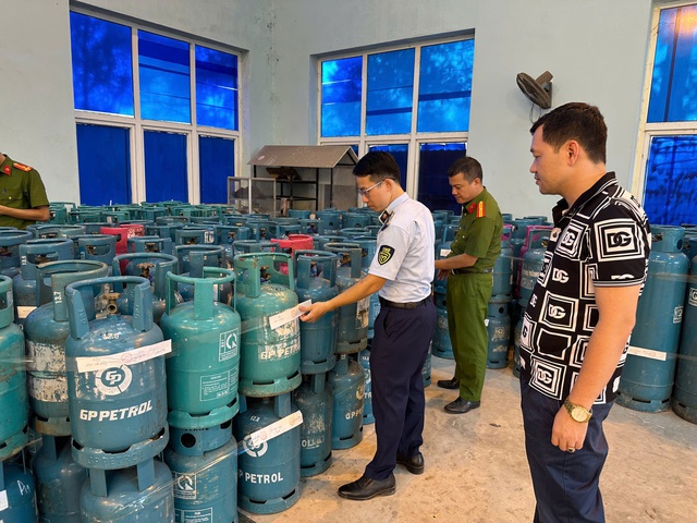 Hàng trăm bình gas mang nhãn Petro Hồng Hà, Venus, Toàn Cầu, Thăng Long được san chiết trái phép