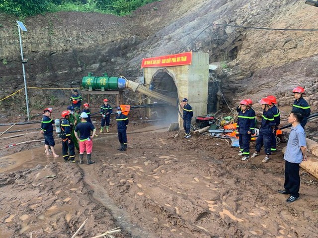 Lực lượng cứu nạn tiếp tục chỉ đạo các đơn vị phối hợp với đơn vị thi công dùng máy bơm với công suất lớn hút nước trong hầm để tìm kiếm nạn nhân đang mắc kẹt trong hầm. Ảnh: Trần Đình 
