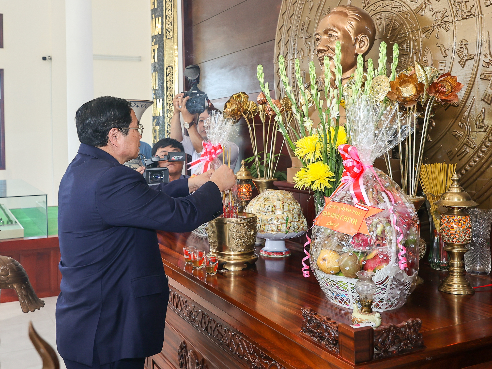 Thủ tướng dâng hương tưởng nhớ Chủ tịch Hồ Chí Minh - Ảnh: VGP/Nhật Bắc