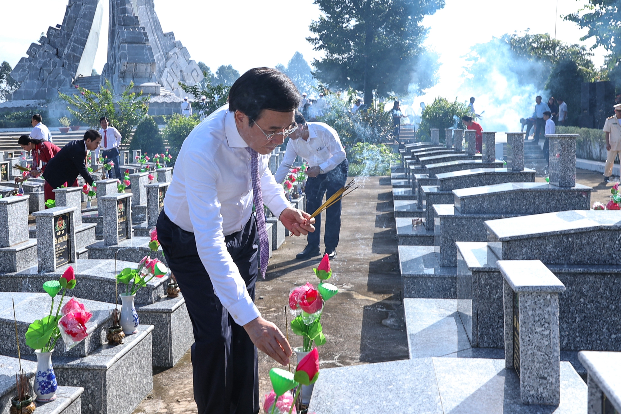 Bộ trưởng, Chủ nhiệm Văn phòng Chính phủ Trần Văn Sơn cùng thành viên đoàn công tác dâng hương tại Nghĩa trang liệt sĩ tỉnh Hậu Giang - Ảnh: VGP/Nhật Bắc 
