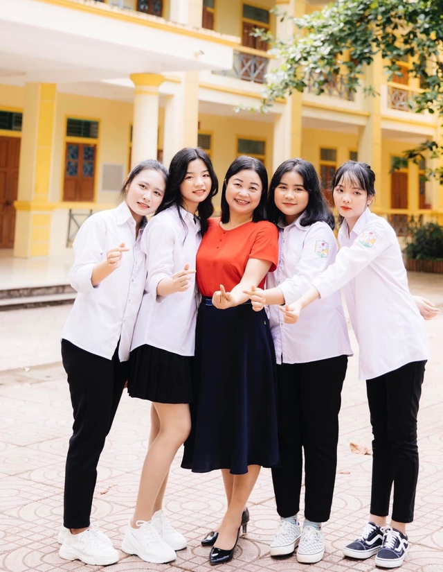 Cô Dương cùng các em học sinh lớp 12D1. 