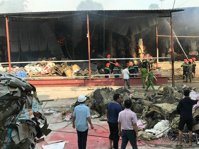 Đám cháy bắt đầu ở kho Công ty CP Giấy Lửa Việt chiều qua (30/7). 