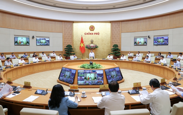 Thủ tướng Phạm Minh Chính chủ trì phiên họp Chính phủ thường kỳ tháng 7/2022, kết nối trực tuyến tới các địa phương. Ảnh VGP/Nhật Bắc. 