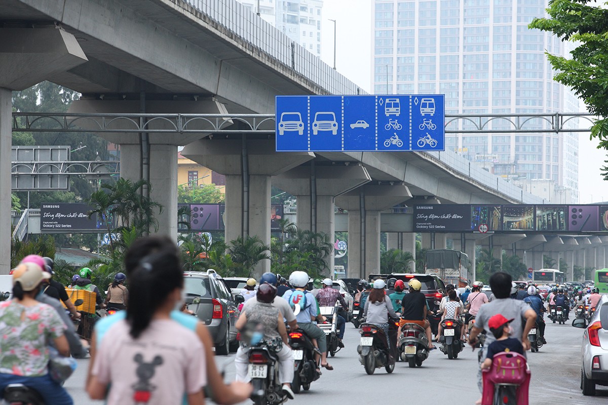  Theo phân làn mới, đường Nguyễn Trãi có 3 làn xe ô tô và 2 làn dành cho xe máy và xe buýt hoạt động.