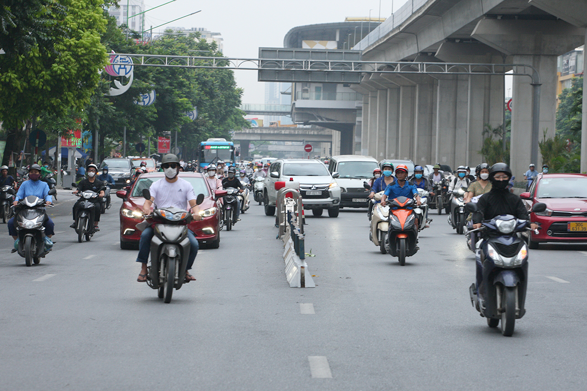 Ngày đầu tiên áp dụng phân làn mới rơi vào cuối tuần nên cũng chưa thể đánh giá được chính xác mức độ hiệu quả của việc tách riêng ô tô, xe máy trên đường Nguyễn Trãi. 