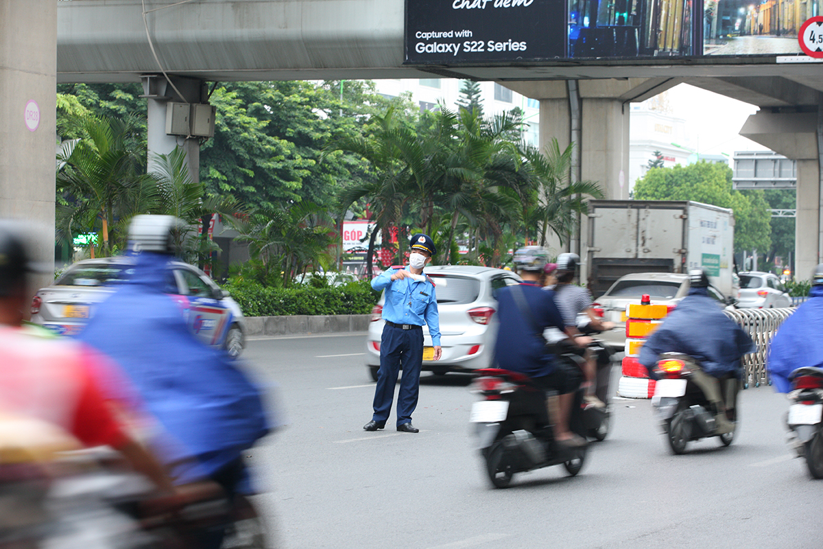  Lực lượng chức năng liên tục hướng dẫn, nhắc nhở người tham gia giao thông đi về đúng làn đường.