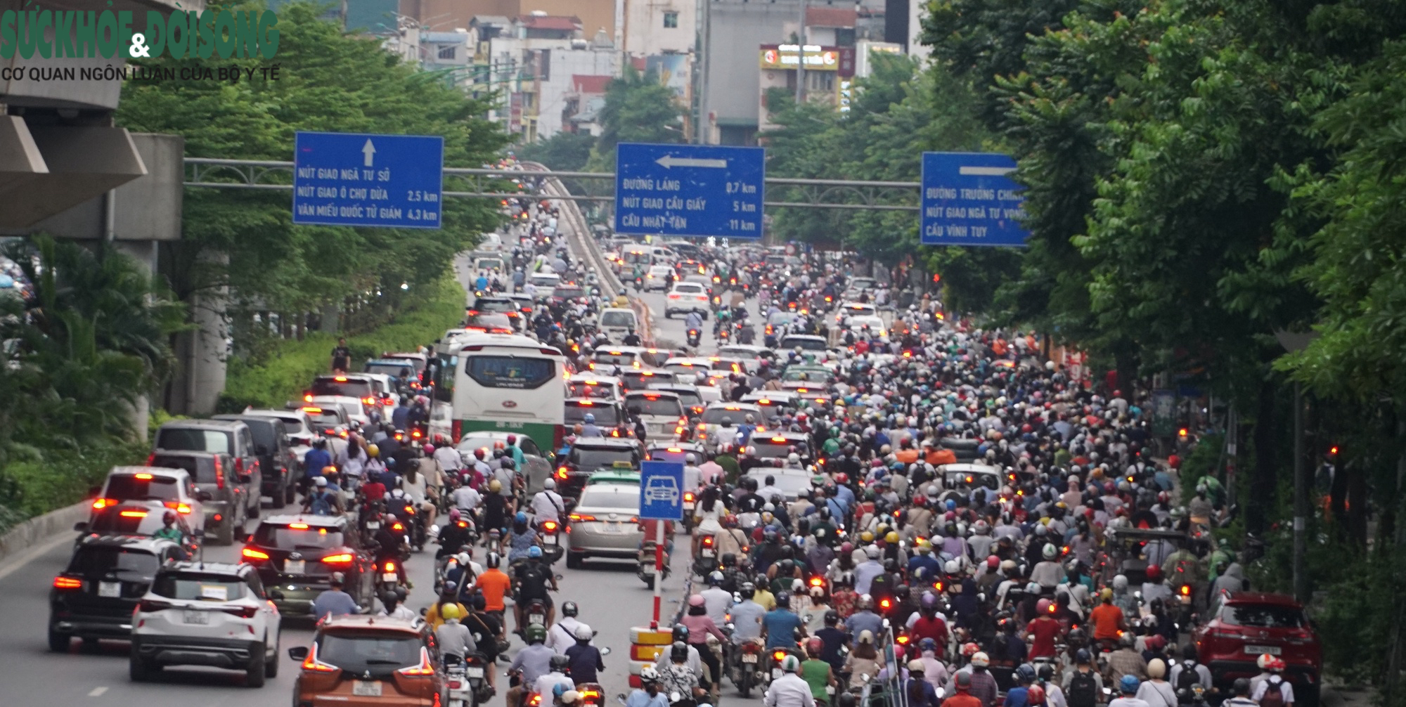 Ngày 9/8 - bốn ngày sau khi Sở GTVT Hà Nội lắp dải phân cách cứng, tình trạng ùn tắc giao thông vẫn diễn biến phức tạp vào giờ cao điểm trên đường Nguyễn Trãi. 