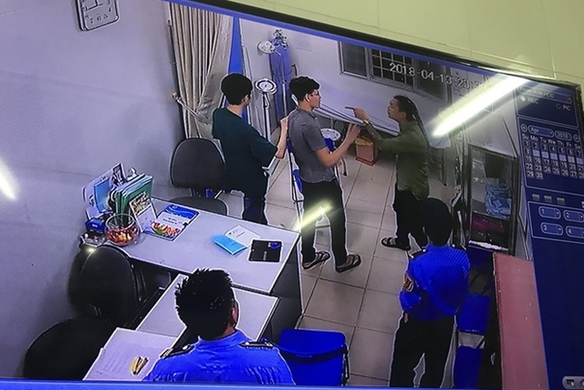 Vụ hành hung bác sĩ ở Bệnh viện Xanh Pôn gây bức xúc dư luận. Ảnh IT 
