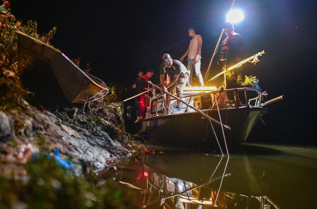 Đội cứu hộ, cứu nạn 116 thức trắng đêm tìm kiếm Hải Như ở khu vực cầu Cù Sơn, xã Vân Côn, TP. Hà Nội. 