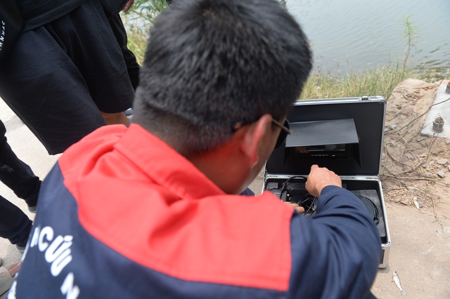  Camera dưới nước được đưa ra sử dụng để phục vụ quá trình tìm kiếm nạn nhân.