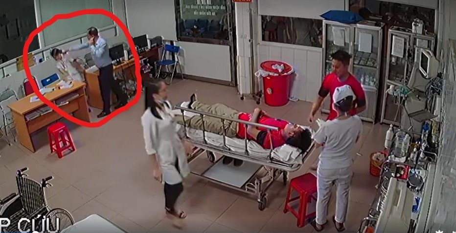 Hình ảnh người nhà bệnh nhân hành hung nhân viên y tế đến khi nào hành động này được chấm dứt? 