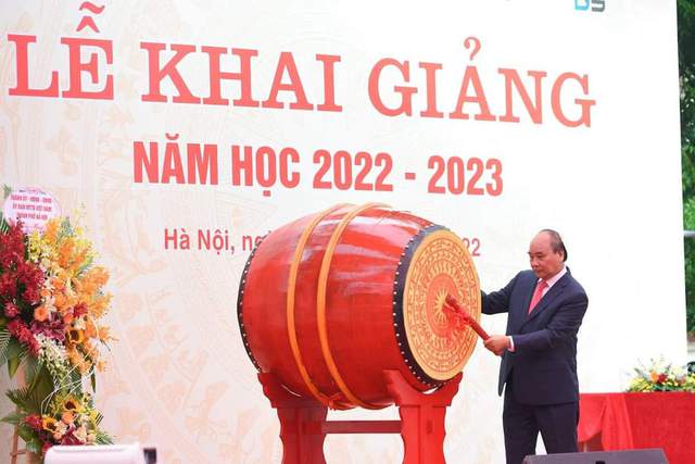 Chủ tịch nước Nguyễn Xuân Phúc đánh trống khai giảng năm học mới 2022-2023. 