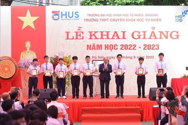 Chủ tịch nước Nguyễn Xuân Phúc tặng quà cho các học sinh đạt thành tích cao trong các kỳ thi Oympic quốc tế. 