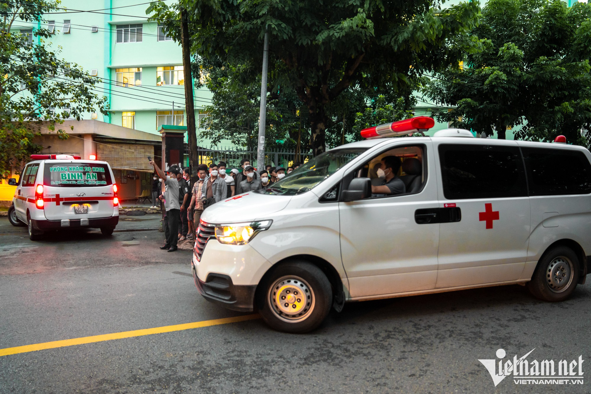 Chiều tối 7/9, thi thể các nạn nhân trong vụ cháy tại quán karaoke An Phú được đưa về Bệnh viện đa khoa Thuận An (Bình Dương). Rất nhiều người đứng bên ngoài mong ngóng tin tức người thân. 