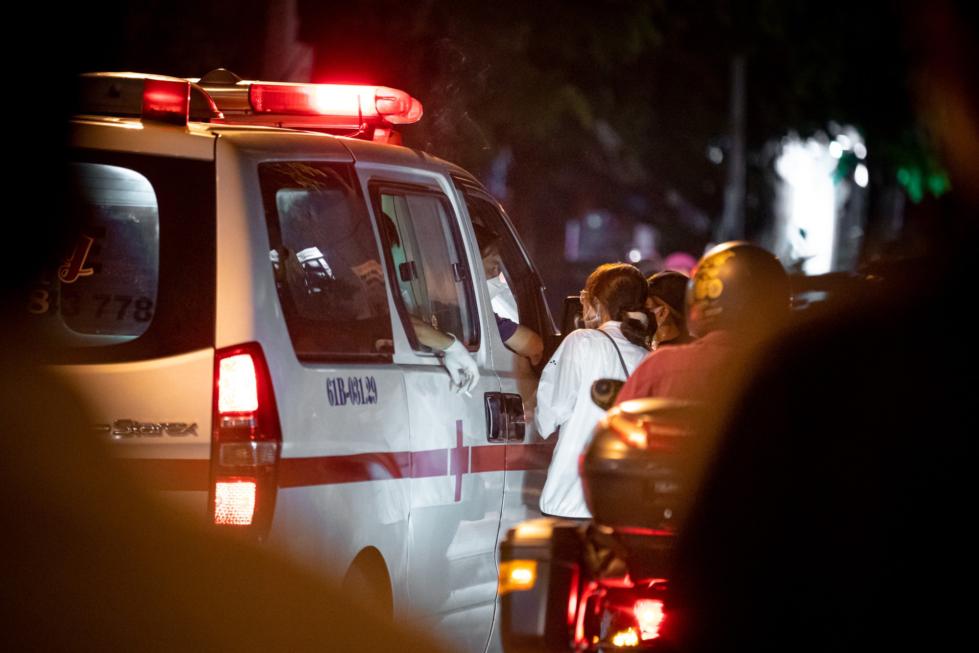 Do chỉ một người được vào nhận dạng để đưa thi thể ra ngoài, nhiều thân nhân tỏ ra sốt ruột nhìn vào trong chiếc xe cứu thương. 