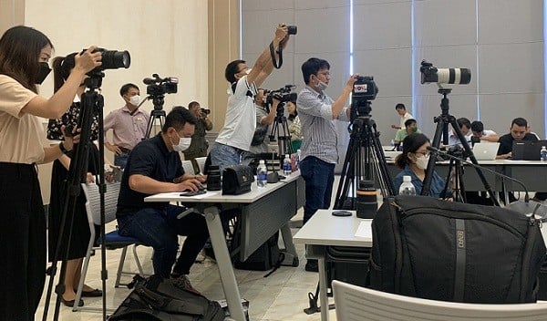 Buổi họp báo về vụ cháy quán karaoke ở Bình Dương thu hút sự chú ý của nhiều phóng viên các cơ quan báo chí 