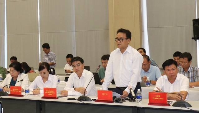 Phó Giám đốc Sở Y tế tỉnh Bình Dương Huỳnh Minh Chín thông tin tại buổi họp báo sáng nay (8/9). 