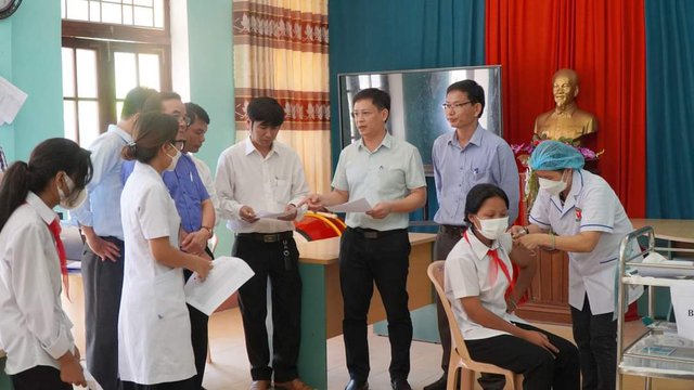  Lãnh đạo UBND tỉnh Thừa Thiên Huế kiểm tra công tác tiêm chủng tại lễ phát động đẩy mạnh tiêm chủng vaccine phòng COVID-19 ở huyện vùng cao A Lưới. Ảnh UBND tỉnh