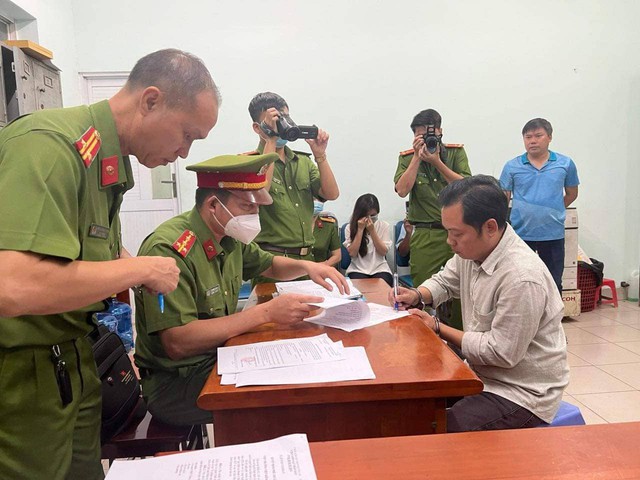 Cơ quan CSĐT Công an tỉnh Bình Dương thi hành lệnh bắt tạm giam đối với ông Lê Anh Xuân. (Ảnh lực lượng chức năng cung cấp). 