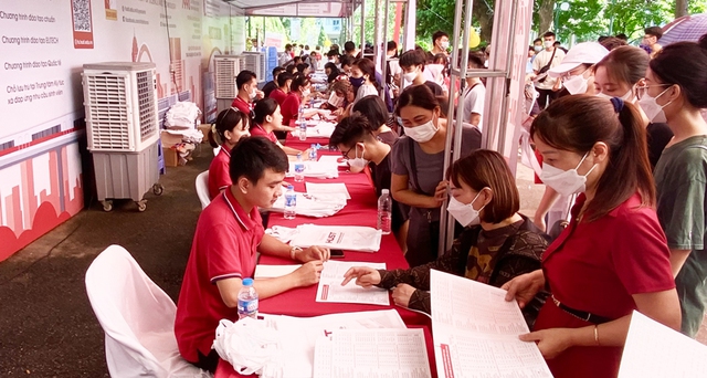 Thí sinh tìm hiểu thông tin xét tuyển đại học, cao đẳng năm 2022 tại Hà Nội. 
