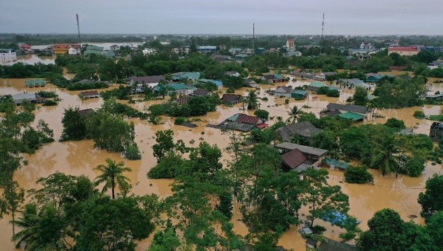 Tình trạng ngập lụt sau các cơn bão lớn cũng gây ra những thiệt hại nghiêm trọng về người và tài sản. 