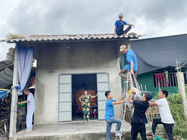 Người dân miền Trung đang gia cố nhà cửa phòng chống bão Noru. 