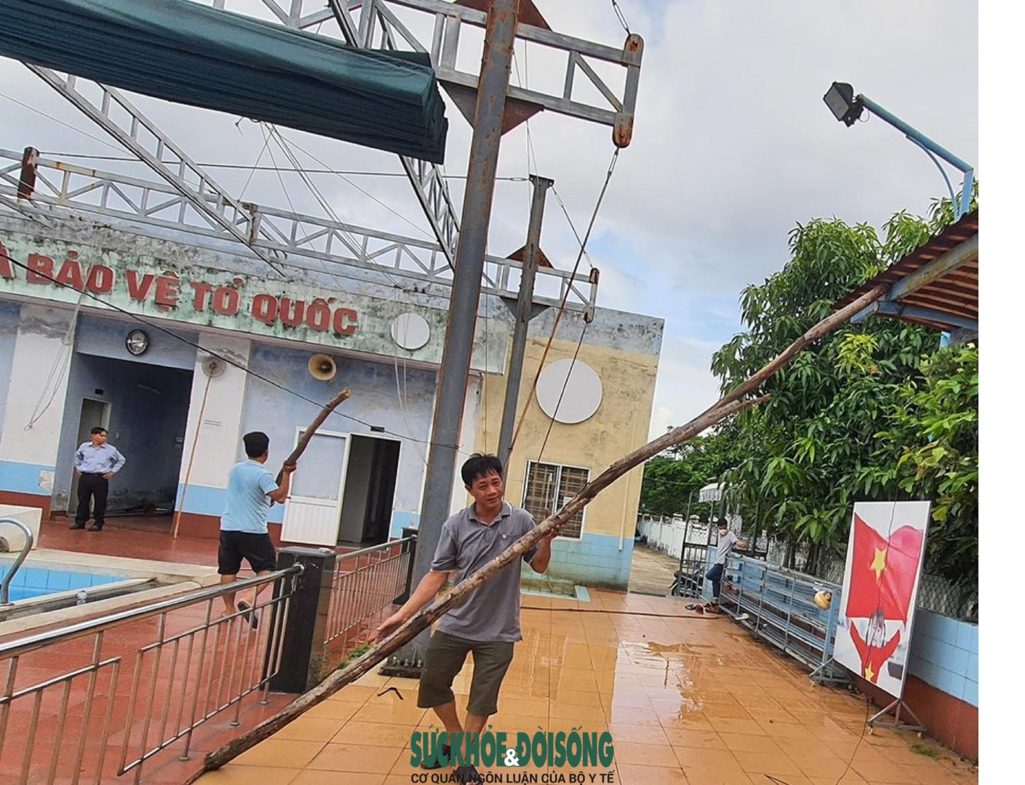 Các trường học trên địa bàn TP. Đà Nẵng khẩn trương bảo đảm an toàn cho trường học trước khi bão Noru đổ bộ vào đất liền. 