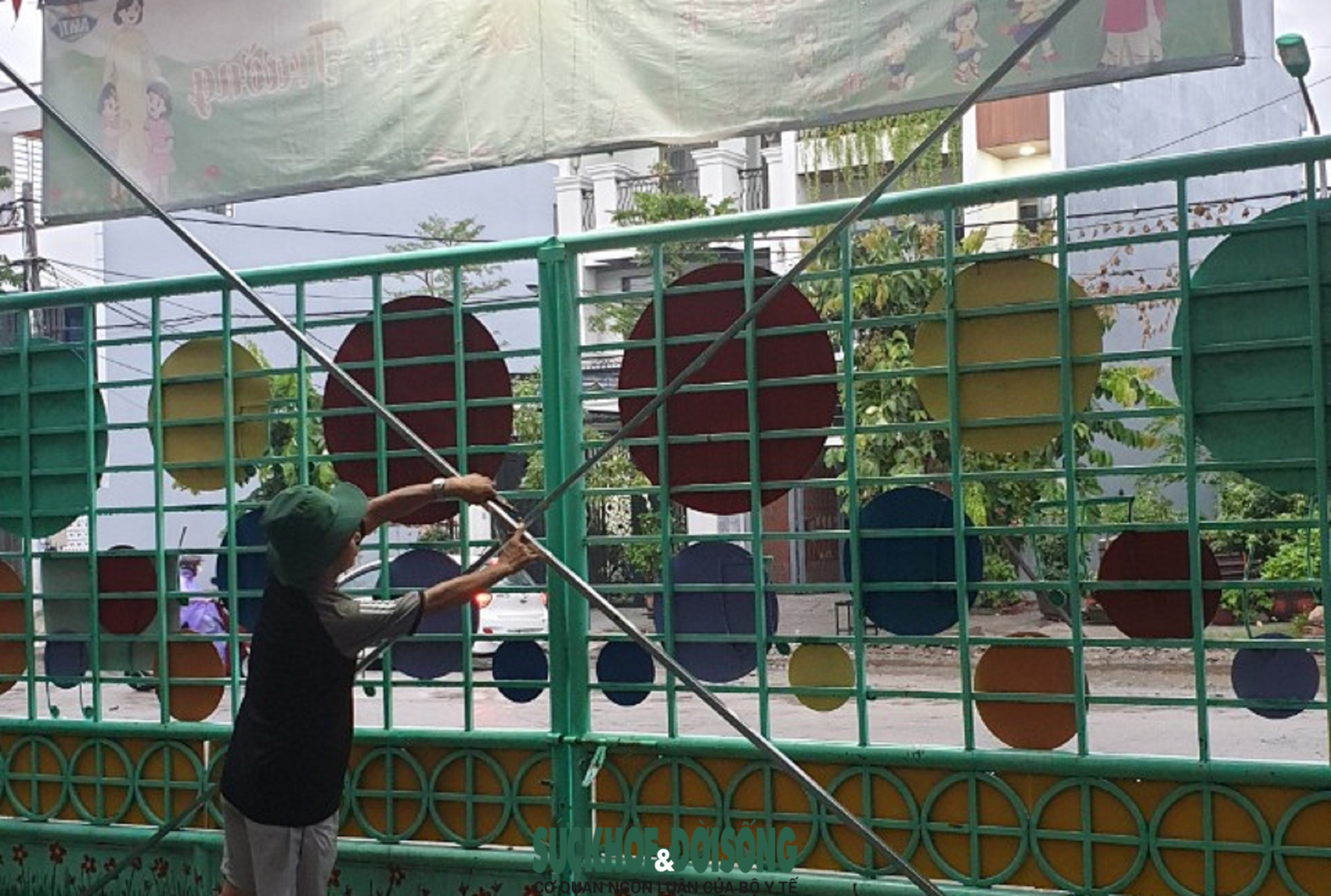 Trường mầm non Tuổi Thơ (quận Liên Chiểu, Đà Nẵng) tiến hành chằng chống lại cửa trường. 