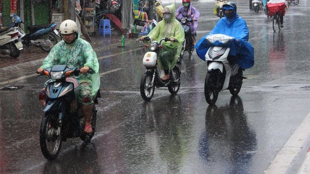 Trong cơn mưa có thể kèm theo sấm sét và gió giật mạnh, người dân nên cẩn thận khi di chuyển ngoài đường. 