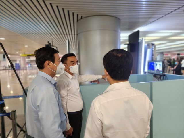  Đoàn công tác của Bộ Y tế kiểm tra công tác kiểm dịch tại sân bay Tân Sơn Nhất. (Ảnh: P.Thương)