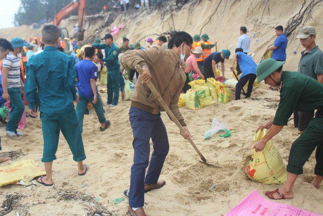 Trước tình hình đó, vào sáng 11/10, hàng trăm cán bộ, chiến sĩ cùng lực lượng dân quân, người dân xã Phú Thuận (Phú Vang) đã sử dụng bao cát gia cố đoạn bờ biển sát múi kè An Dương 1 đang triển khai thi công. 