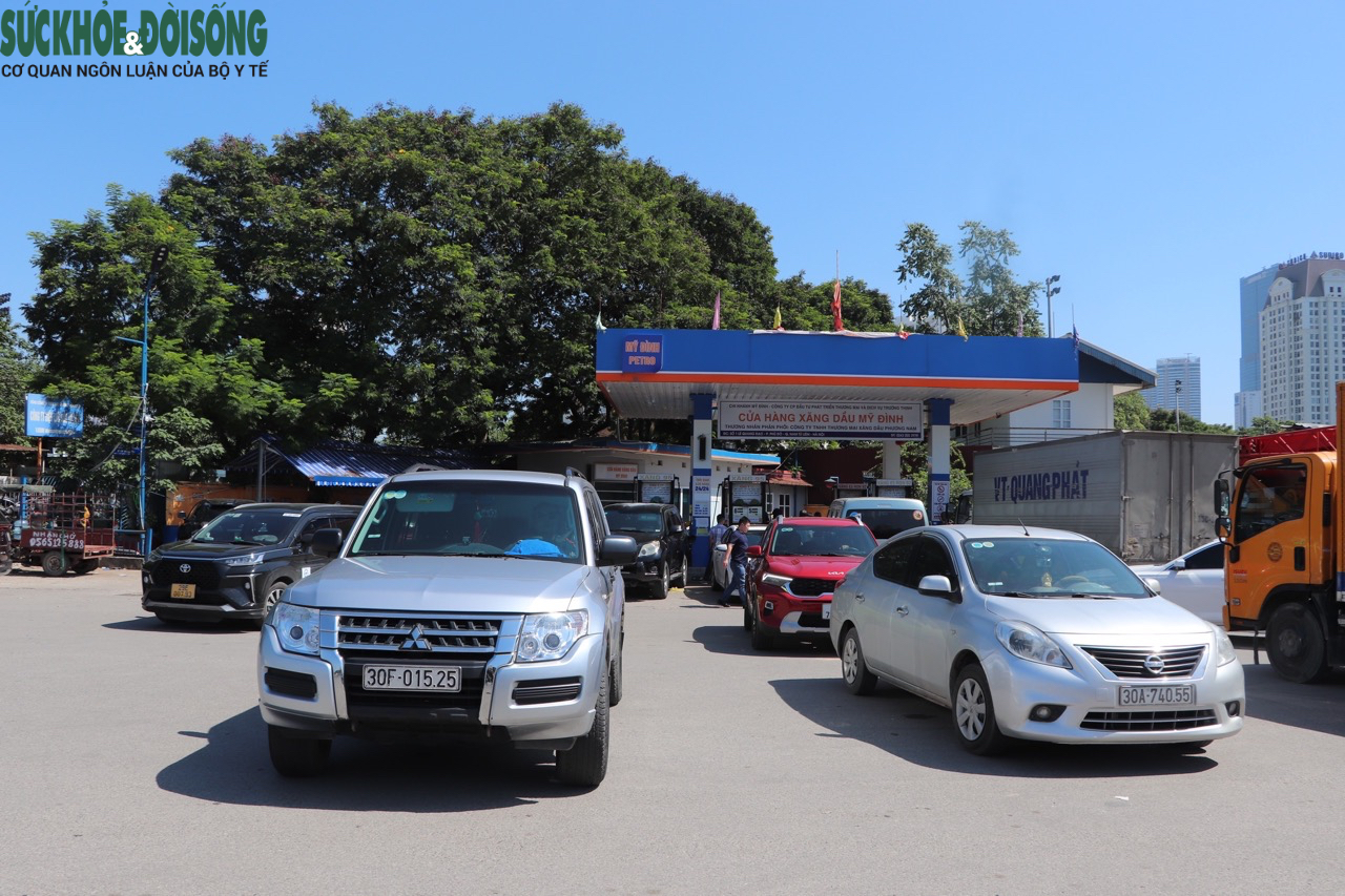 Phía ngoài, khu vực tiếp nhiên liệu cho ô tô cũng luôn trong tình trạng chật kín khi hàng loạt phương tiện xếp hàng chờ đợi tràn ra cả lòng đường Lê Quang Đạo. 