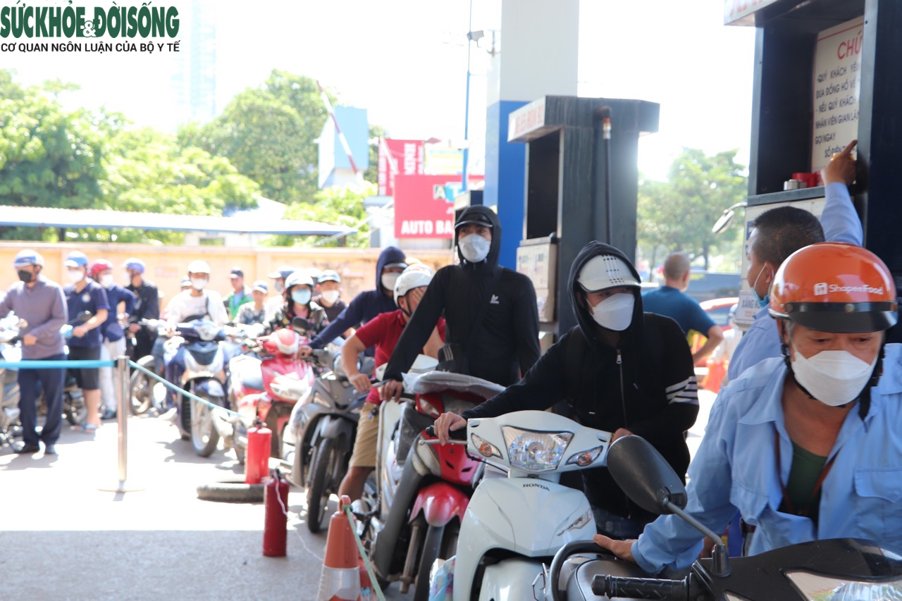 Tại cây xăng trên đường Lê Quang Đạo, khu vực phục vụ xe máy, người dân xếp hàng dài dưới cái nắng hanh khô giữa trưa để chờ đến lượt đổ xăng. 
