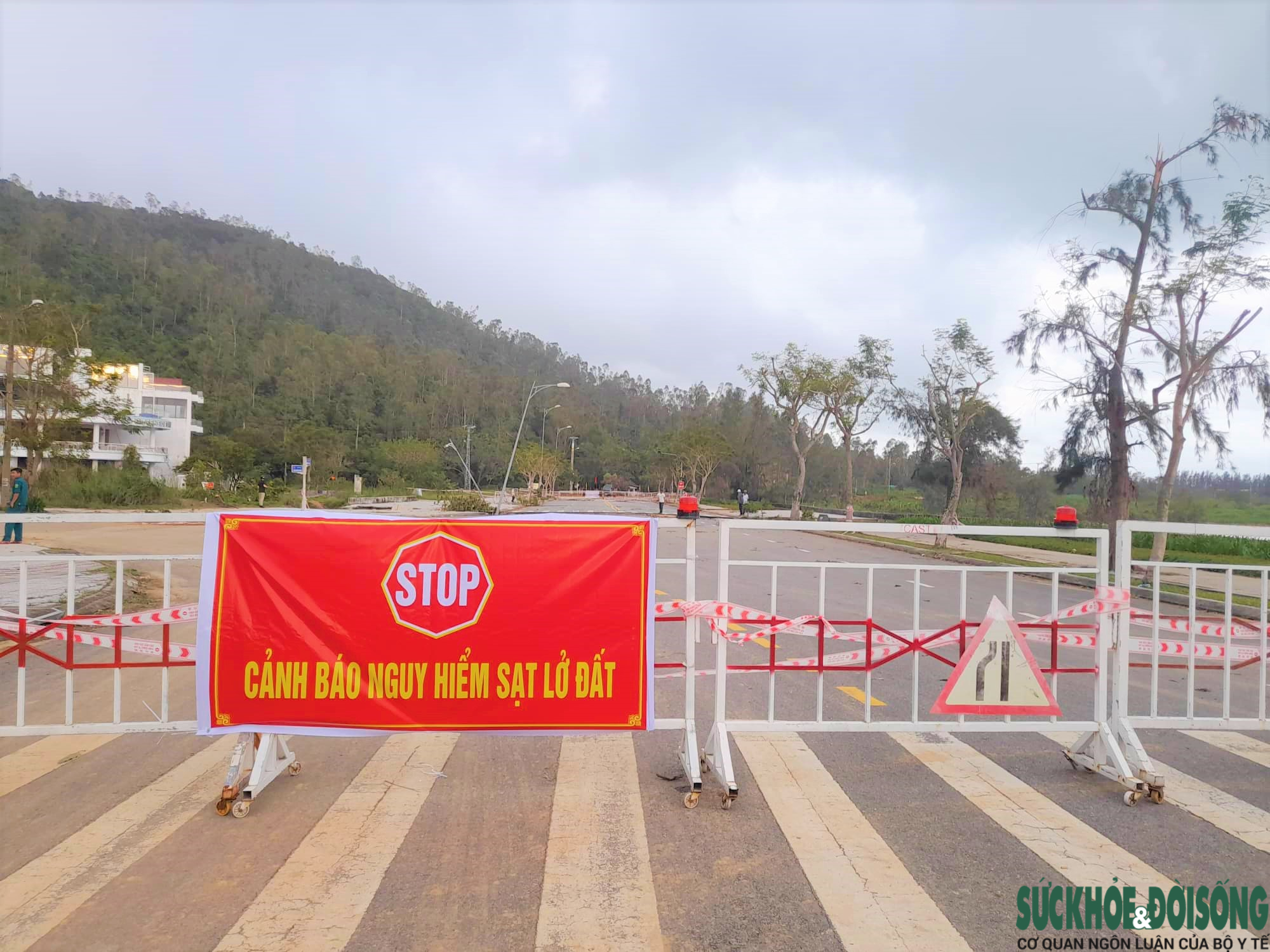 Đường dẫn lên bán đảo Sơn Trà đã được dựng rào chắn để cảnh báo nguy hiểm sạt lở đất. 