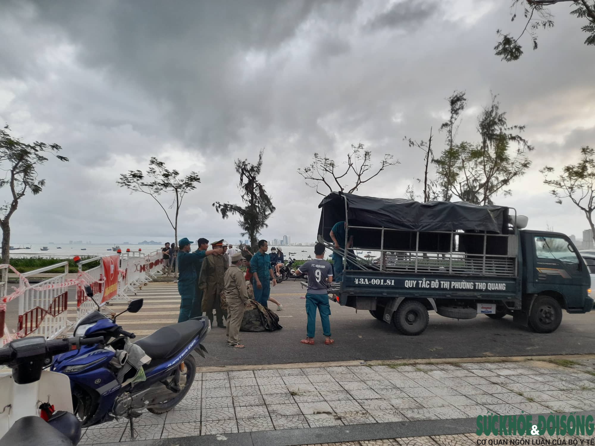  Tại ngã ba đường Hoàng Sa - Trần Nguyên Hãn (phường Thọ Quang, quận Sơn Trà), lực lượng chức năng đã tiến hành dựng chốt để ngăn người dân, du khách vào khu vực nguy hiểm.