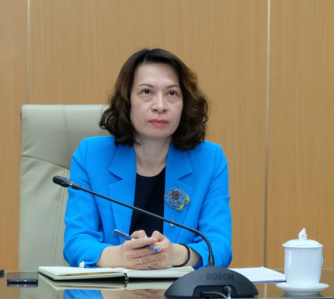 Thứ trưởng Bộ Y tế Nguyễn Thị Liên Hương đề nghị các địa phương tăng cường phòng chống dịch, quyết liệt đẩy nhanh tiêm vaccine COVID-19 khi mùa đông xuân đến gần. Ảnh: Trần Minh 
