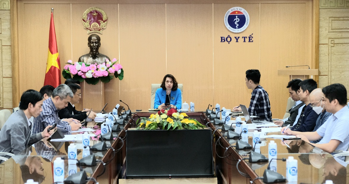  Thứ trưởng Bộ Y tế Nguyễn Thị Liên Hương chủ trì hội nghị tăng cường phòng chống dịch và công tác tiêm chủng vaccine COVID-19 tại điểm cầu Bộ Y tế. Ảnh: Trần Minh