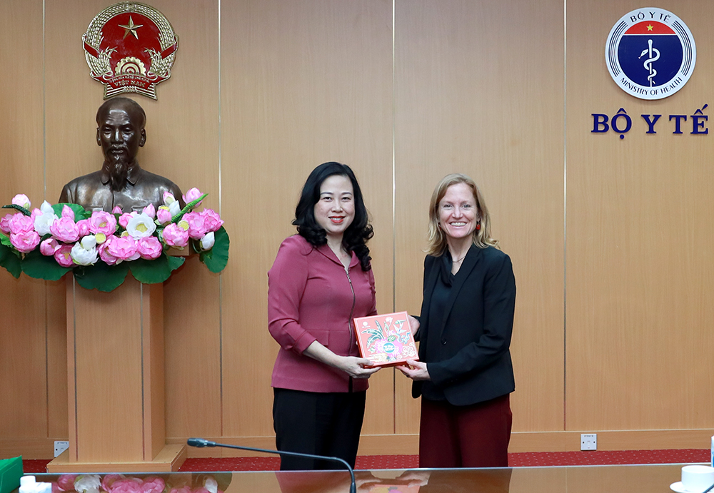  Bộ trưởng Bộ Y tế Đào Hồng Lan tặng quà lưu niệm chúc mừng bà Aler Grubbs nhận nhiệm vụ Giám đốc Cơ quan hợp tác phát triển quốc tế (USAID) Hoa Kỳ tại Việt Nam. (Ảnh: Trần Minh)
