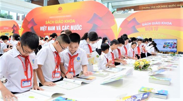  Học sinh tại Hà Nội tới tham quan triển lãm sách giáo khoa.