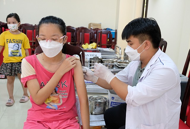 Các địa phương cần tiếp tục đẩy nhanh tiêm vaccine phòng COVID-19, nhất là mũi 3, mũi 4 cho người từ 12 tuổi trở lên; tiêm đủ 2 mũi cho trẻ em từ 5 - dưới 12 tuổi theo mục tiêu của Chính phủ, Thủ tướng Chính phủ đã đề ra(Ảnh: Trần Minh) 