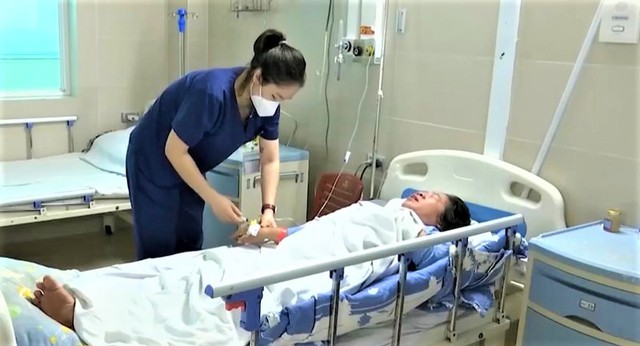  Điều trị bệnh nhân sốt xuất huyết tại Bệnh viện Thanh Nhàn, Hà Nội.