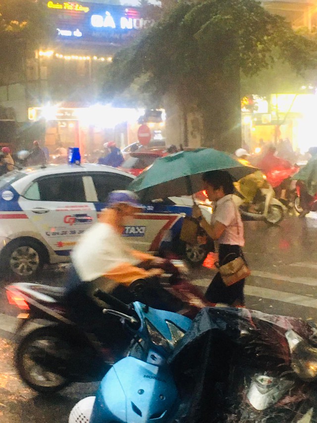  Gió lớn, mưa to đã khiến nhiều người khốn đốn di chuyển về nhà lúc tan tầm.