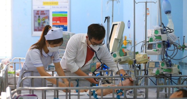  Các bệnh viện nhi trên địa bàn TP HCM liên tục tiếp nhận bệnh nhân bị sốt xuất huyết trong thời gian qua. Ảnh: Kim Vân